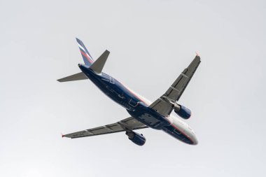 Heathrow, Birleşik Krallık - 03 Ağustos 2019: Aeroflot Airbus A320-214 plakalı VQ-BIR, uçuş numarası SU2577 Myrtle Bulvarı 'ndan Moskova' ya giderken Heathrow Havaalanı 'ndan kalkıyor.