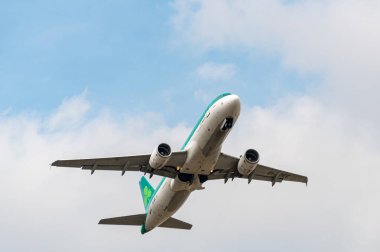 Heathrow, Birleşik Krallık - 03 Ağustos 2019: Aer Lingus Airbus A320-214 plakalı EI-DEC, uçuş numarası EI159 Myrtle Caddesi 'nden Dublin' e giderken Heathrow havaalanından kalkıyor.