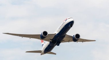 Heathrow, Birleşik Krallık - 03 Ağustos 2019: British Airways Boeing 787-9 Dreamliner plakası G-ZBKM, uçuş numarası BA249 Myrtle Avenue 'den Rio De Janeiro' ya giderken görüldü.