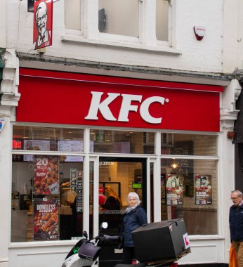 Guildford, İngiltere - Kasım 06 2019: KFC 'nin ana caddedeki cephesi kaldırıldı