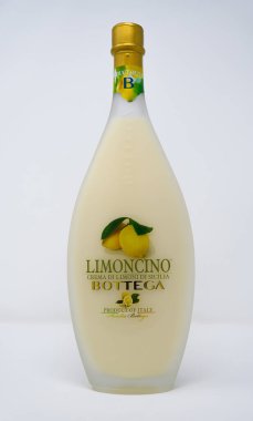 Okuma, Birleşik Krallık - 29 Aralık 2019: Bir şişe Limoncino limonlu likör