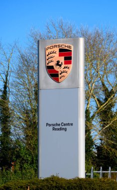 Okuma, Birleşik Krallık - Şubat 06 2020: Pincents Lane 'deki Teh Porsche araba galerisinin yerini gösteren bir tabela