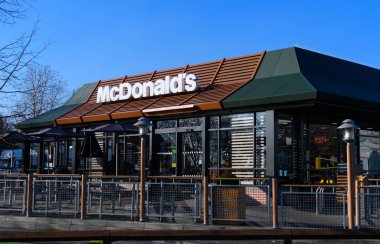 Okuma, Birleşik Krallık - Şubat 06 2020: Pincents Lane 'deki McDonalds Drive üçlü restoran