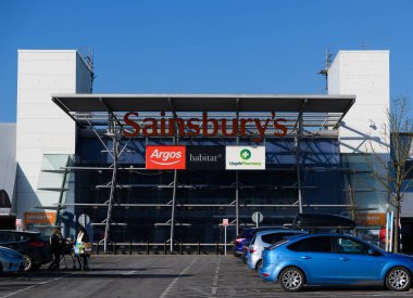 Okuma, Birleşik Krallık - Şubat 06 2020: Argos, Habitat ve Lloyd 'un Pincents Lane' deki eczanesinin bulunduğu büyük Sainsburys Superstore 'un ön cephesi