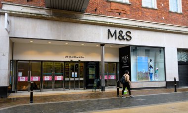 Worcester, İngiltere - 15 Mart 2020: The Shambles 'daki Marks and Spencer Mağazası
