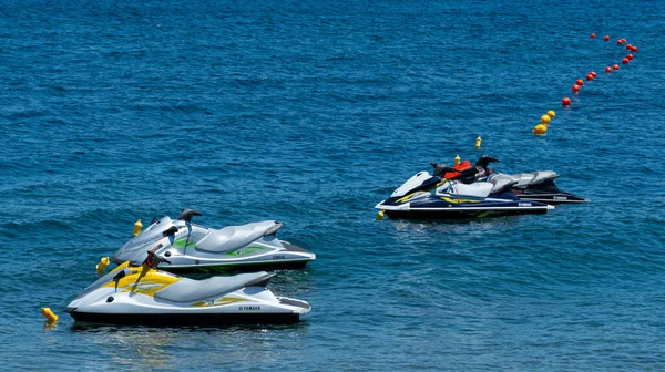 Perissa Greece July 2019 Four Jetskis Awaiting Tourists Anchored Aegean — ストック写真