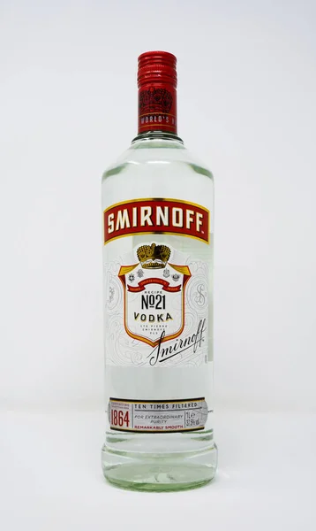 Lukeminen Yhdistynyt Kuningaskunta Joulukuu 2019 Yhden Litran Pullo Smirnoff Vodkaa — kuvapankkivalokuva