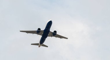 Heathrow, İngiltere - 03 Ağustos 2019: British Airways Airbus A320-251N plakalı G-TTND, BA646 sefer sayılı uçak Myrtle Caddesi 'nden Kefalonia' ya giderken Heathrow havaalanından kalkıyor.