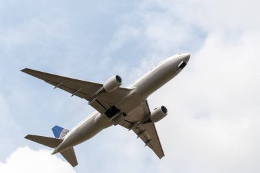 Heathrow, Birleşik Krallık - 03 Ağustos 2019: United Airways Boeing 777-222 plakalı UA949 sefer sayılı uçak Myrtle Caddesi 'nden San Francisco' ya giderken Heathrow Havaalanı 'ndan kalkıyor.