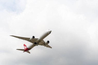 Heathrow, Birleşik Krallık - 03 Ağustos 2019: Qantas Boeing 787-9 Dreamliner plakalı uçuş numarası QF10 Myrtle Avenue 'dan Perth' e giderken Heathrow havaalanından kalkıyor.
