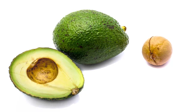 Verse avocado geïsoleerd — Stockfoto