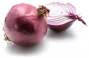 Kırmızı soğan beyaz üzerine izole