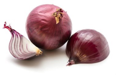 Kırmızı soğan beyaz üzerine izole