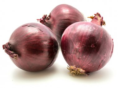 Kırmızı soğan beyaz üzerine izole