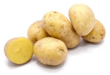 Patates beyazda izole edilmiş.