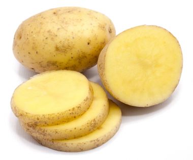 Patates beyazda izole edilmiş.
