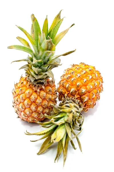 Ananas (ananas) na białym tle — Zdjęcie stockowe