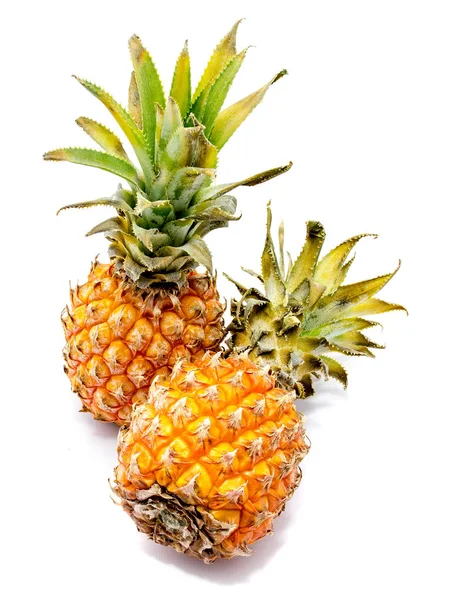 Ananas (ananas) na białym tle — Zdjęcie stockowe