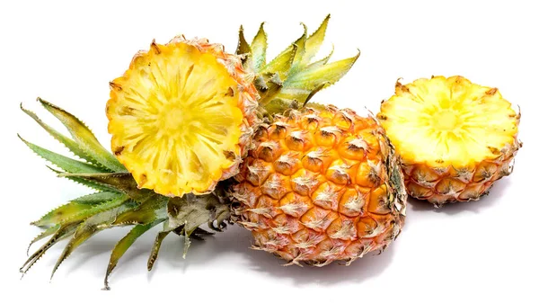 Ananas (ananas) na białym tle — Zdjęcie stockowe