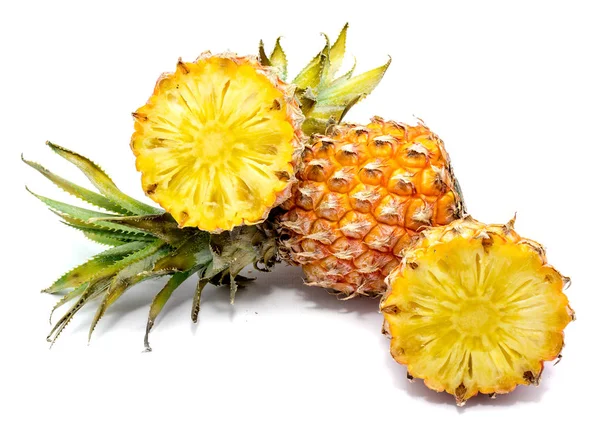 Ananas (ananas) na białym tle — Zdjęcie stockowe