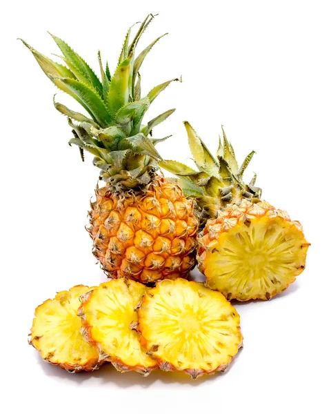 Ananas (ananas) na białym tle — Zdjęcie stockowe