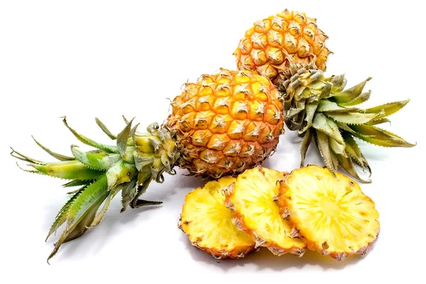 Ananas (ananas) na białym tle — Zdjęcie stockowe