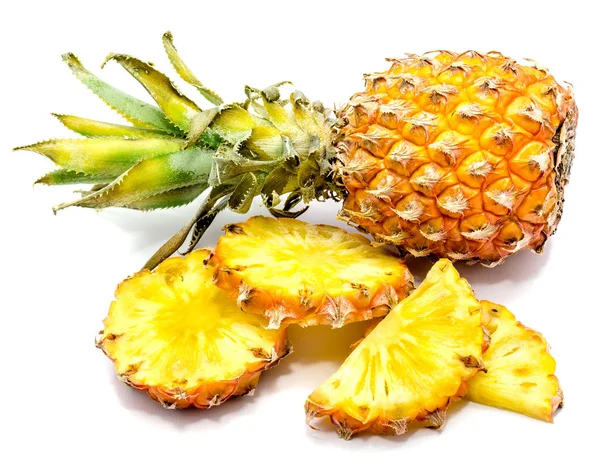 Ananas (ananas) na białym tle — Zdjęcie stockowe