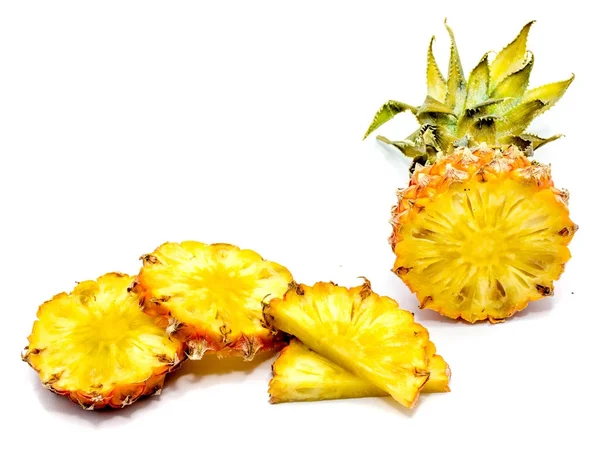 Ananas (ananas) na białym tle — Zdjęcie stockowe