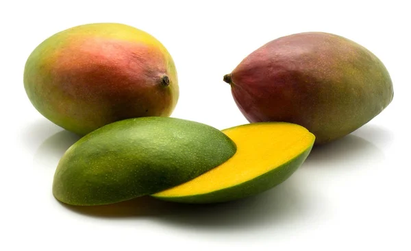 Vers mango geïsoleerd — Stockfoto