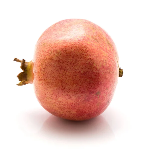 Verse granaatappel geïsoleerd — Stockfoto