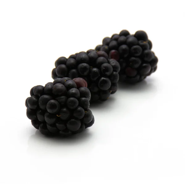 孤立的新鲜黑莓 — 图库照片