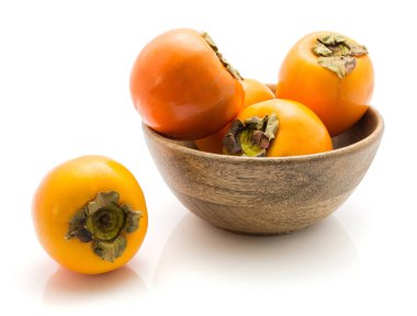 Trabzon hurması Kaki üzerinde beyaz adam izole bir ahşap kase