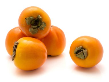 Trabzon hurması Sharon beyaz arka plan üzerinde beş whol izole.