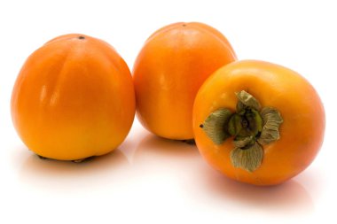 Üç Trabzon hurması Kaki beyaz arka plan bütün orang izole.