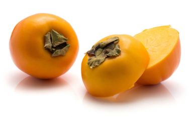 Beyaz arka plan bir bütün iki izole Kaki yarıya dilimlenmiş Trabzon hurması