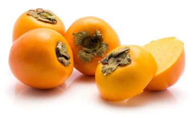 Beyaz arka plan üzerinde izole Trabzon hurması Kaki üç bütün iki dilimlenmiş yarıya