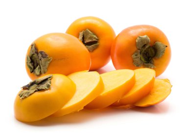 Trabzon hurması dilimlenmiş Kaki beyaz arka plan üzerinde üç bütün beş dilim izole