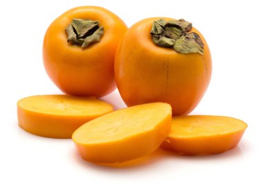 Trabzon hurması dilimlenmiş Kaki beyaz arka plan üzerinde iki bütün üç dilim izole