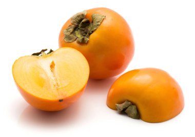 Beyaz arka plan üzerinde bir izole Trabzon hurması Kaki bütün bir hal içinde kesilmiş.