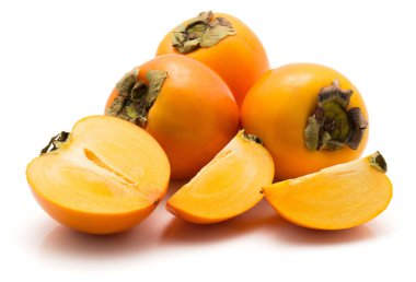 Üç bütün yarım arka plan üzerinde beyaz izole Trabzon hurması Kaki iki dilim