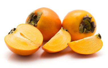 İki yarım bütün arka plan üzerinde beyaz izole Trabzon hurması Kaki iki dilim quarte