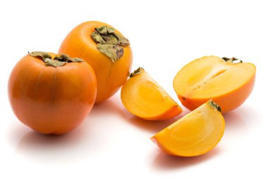 Trabzon hurması beyaz zemin üzerine iki yarısı tamamen izole Kaki dilimlenmiş iki dilim