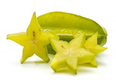 Beyaz arka plan üzerinde izole carambola dilimlenmiş üç yıldızlı dilimleri ve bir whol