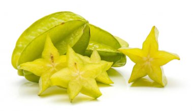 Beyaz arka plan üzerinde izole carambola dilimlenmiş üç yıldızlı dilimleri ve iki whol