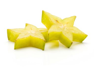 Beyaz arka plan üzerinde izole carambola dilimlenmiş iki dilim yıldız
