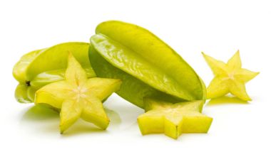 Beyaz arka plan üzerinde izole carambola dilimlenmiş üç yıldızlı dilimleri ve iki whol