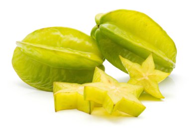 Beyaz arka plan iki bütün üç yıldız slice izole carambola dilimlenmiş