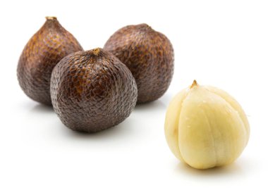 Üç bütün ve bir beyaz adam izole salak soyma