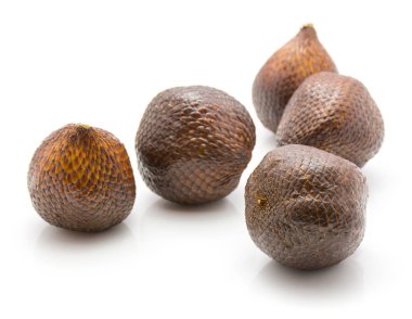 Beyaz adam izole beş snale meyve