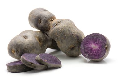 Vitelotte dilimlenmiş patates bir mor hal beyaz arka plan üzerinde iki bütün üç dilim izole